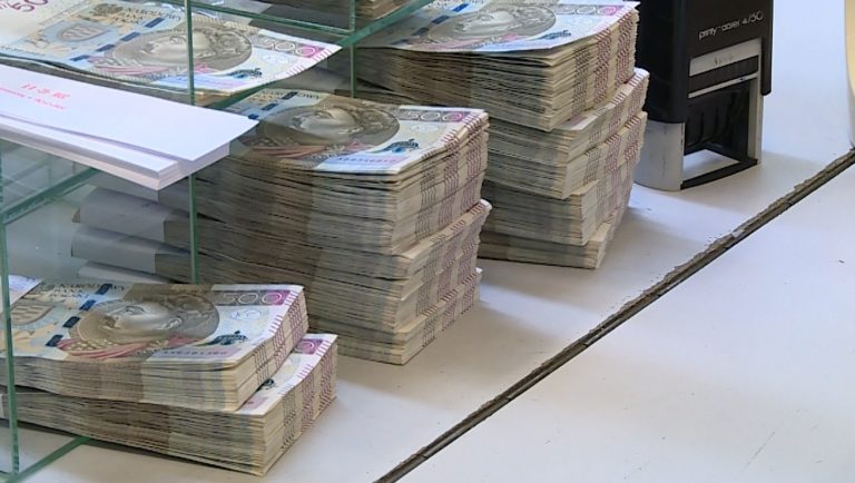 Pandemia przyspiesza cyfryzację sektora finansowego. Sztuczna inteligencja i systemy chmurowe unowocześnią bankowość [DEPESZA]
