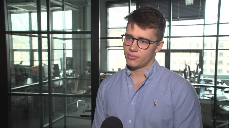 Sztuczna inteligencja już zastępuje dziennikarzy. Coraz trudniej odróżnić treści tworzone przez maszynę