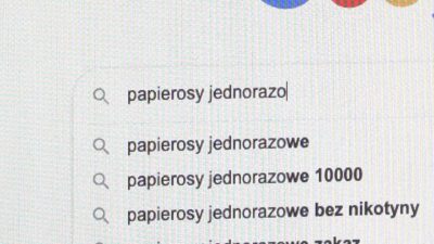 Po e-papierosy sięgnęła już ponad połowa polskich nastolatków. Szara strefa znacząco napędza sprzedaż nieletnim [AUDIO]